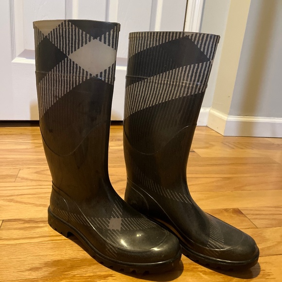 Authentic Burberry rain boots - Picture 1 of 5